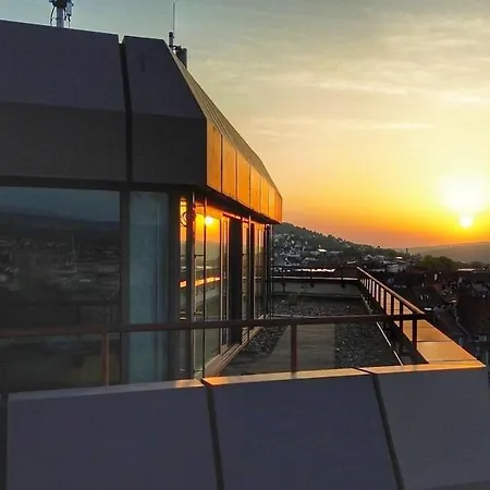 Zentrale Penthouse Mit Goldstadtblick